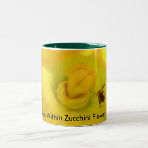 Taza Bicolor Bee Dentro De La Flor De Zucchini