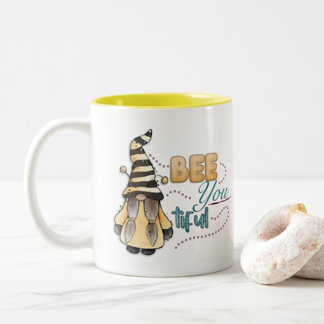 Taza Bicolor Bee You-tiful Whimsical Watercolor Gnome Gonk (Con donut)