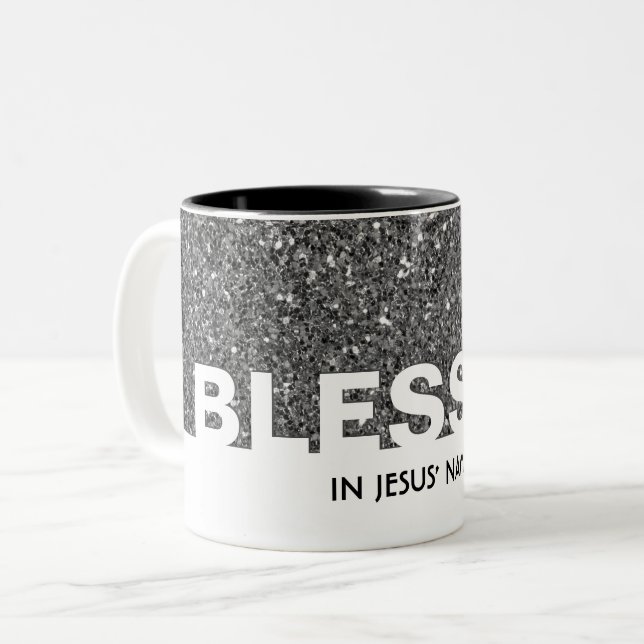 Taza Bicolor BENDIGADO En Nombre De Jesús | Elegante Purpurina  (Anverso izquierdo)