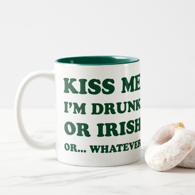 Taza Bicolor Béseme A Mí Borracho O Irlandés (Con donut)