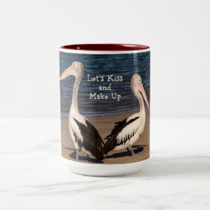 Taza Bicolor "Besémonos y hagamos las paces" Pelícanos en la pl