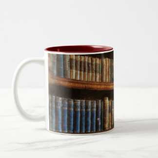 Taza Bicolor Biblioteca medieval y libros de diseño antiguo