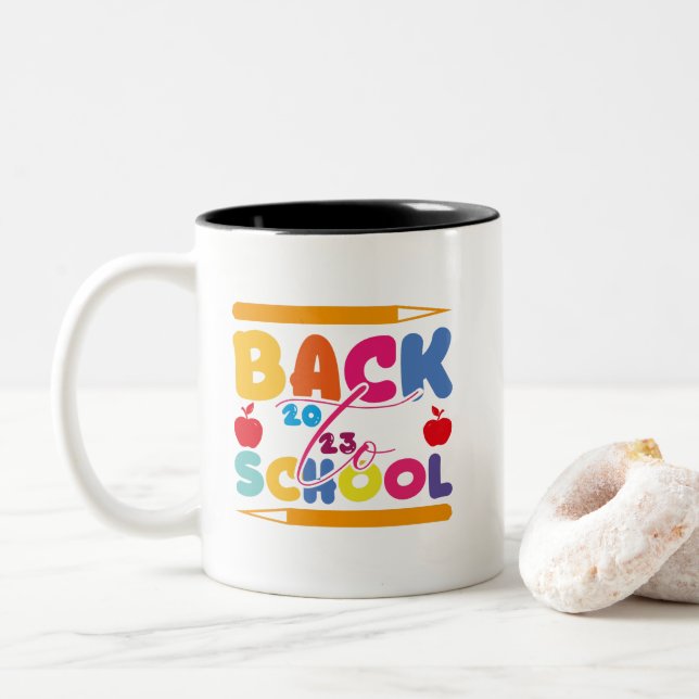 Taza Bicolor Bienvenido De Nuevo A La Escuela 2023 (Con donut)