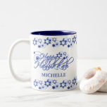 Taza Bicolor Blue Happy Personalizado Hanukkah Star Swirls<br><div class="desc">Celebra esta festividad con esta taza Happy Hanukkah personalizada en azul claro y oscuro. Esta taza muestra la frontera de Star of David, imagen de texto "Happy Hanukkah", tu nombre y la menorah azul a un lado. ¡Hace un gran regalo para las vacaciones! Fácil de personalizar con las opciones de...</div>