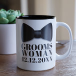 Taza Bicolor Boda Groomswoman Favor Tuxedo Bow Tie<br><div class="desc">Adecuado para tu Groomswoman o Groomsmaid,  agrega su nombre y fecha de boda a este clásico negro y blanco Boda de Tuxedo Bow Tie Groomswoman Mug</div>