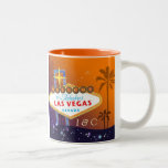 Taza Bicolor Boda Monogramada Glam Las Vegas<br><div class="desc">Magnífico cartel de Las Vegas siluetas de palmeras tropicales estrellas brillantes fondo púrpura y naranja ilustrado a la medida Bodas Regalo o Mugs Keepsake. Los personalizados especiales pueden personalizar su compromiso temático de Las Vegas, boda o aniversario. (En esta tienda, Bridal Heaven, se pueden encontrar los bodas esenciales y los...</div>