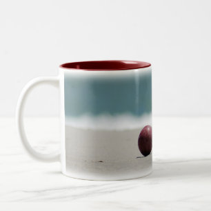 Taza Bicolor Bola de Bocce en la playa