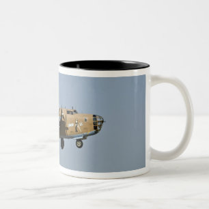 Taza Bicolor Bombardero de Lil B-24 del diamante, aterrizando