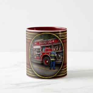 Taza Bicolor Bomberos - El camión de bomberos moderno