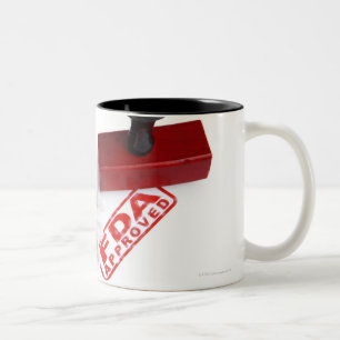 Taza Bicolor Botella de píldoras y de un sello de goma APROBAD