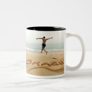 Taza Bicolor BRASIL. Hombre barechest con traje de baño