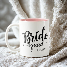 Taza Bicolor "Bride Squad" guion negro moderno para boda person