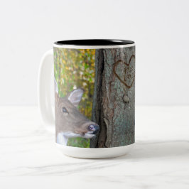 Taza Bicolor buck y doe con corazón en el árbol