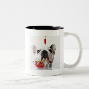 Taza Bicolor Bulldog francés que mira una pimienta roja
