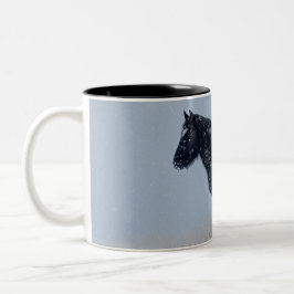 Taza Bicolor Caballo salvaje en una tormenta de nieve