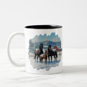 Taza Bicolor Caballos Appaloosa negros en una granja en inviern