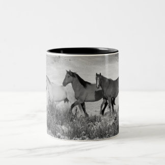 Taza Bicolor Caballos en la nieve - blanco y negro