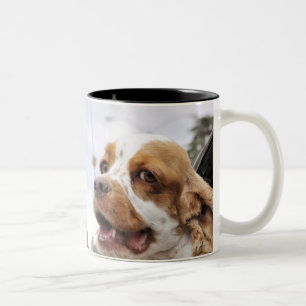 Taza Bicolor Cabeza colgante del perro fuera de la ventanilla
