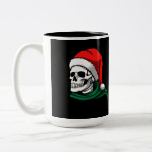 Taza Bicolor Cabeza de esqueleto con un Gorra parado en una