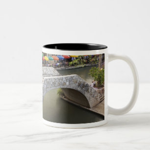 Taza Bicolor Café al aire libre a lo largo del River Walk y pue