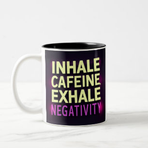 Taza Bicolor "Cafeína inhalada, negatividad exhalada"