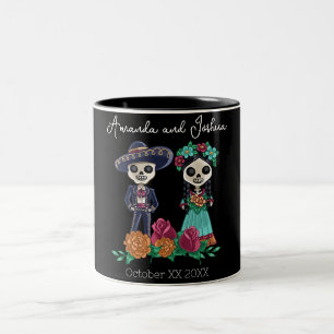 Taza Bicolor Calaveras de azúcar del Día de Muertos sobre fondo