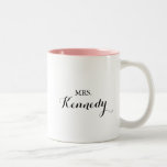 Taza Bicolor Caligrafía moderna Sra. Novia recién casada<br><div class="desc">Esta moderna caligrafía,  la recién casada taza de café de novia,  es un regalo perfecto para la novia o la novia para una ducha rústica de bodas. El diseño,  sencillo y elegante,  presenta una tipografía de escritura clásica y elegante en blanco y negro.</div>