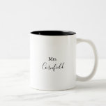 Taza Bicolor Caligrafía: Novia blanca y negra recién casada<br><div class="desc">Esta caligrafía,  mrs negras y blancas recién casadas tazas de café de novia,  es un regalo perfecto para la novia o la novia para una ducha rústica de boda. El diseño presenta una bonita fuente negra en un fondo blanco para embellecer tu evento.</div>