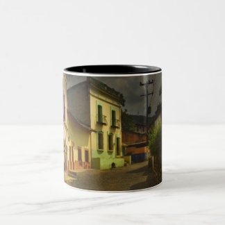 Taza Bicolor Camino del guijarro y edificios amarillos en