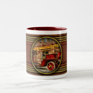 Taza Bicolor Camión de Bomberos - Un camión escalera eléctrico 