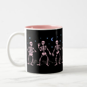Taza Bicolor Camiseta de Halloween de Esqueleto Bailando Rosa