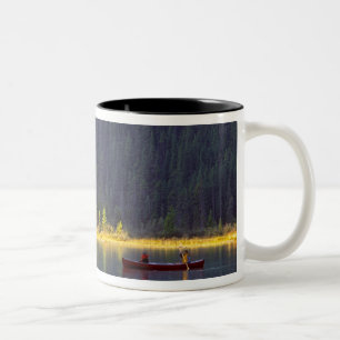 Taza Bicolor Canadá, Alberta, Parque Nacional Baniff. Dos niños