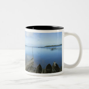 Taza Bicolor Canoas en la playa, Antananarivo, Madagascar