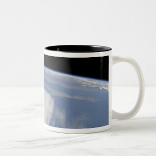 Taza Bicolor Capa de nubes pesada sobre el Océano Pacífico