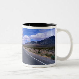 Taza Bicolor Carretera a través de Death Valley, California