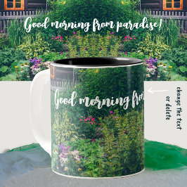 Taza Bicolor Casa rural con un colorido jardín