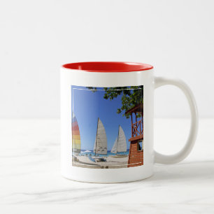 Taza Bicolor Catamaranes y soporte del salvavidas en la playa