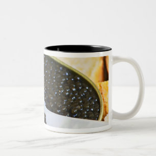 Taza Bicolor Caviar negro y una cuchara de madre de perla a