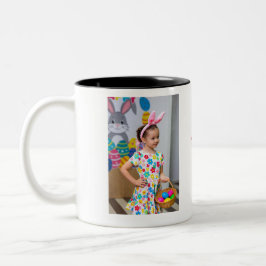 Taza Bicolor Caza de huevos con foto de niña con cesta y orejas