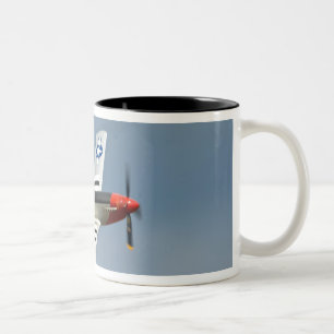 Taza Bicolor Caza P-51D Mustang con marcas del Día D volando