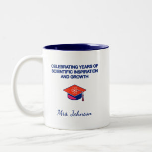 Taza Bicolor Celebrando Años De Inspiración Científica Y Crecim