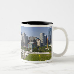 Taza Bicolor Centre St Bridge y Downtown Calgary, Alberta
