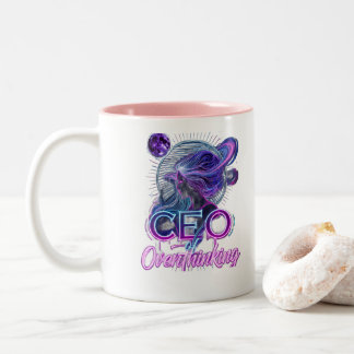 Taza Bicolor CEO de Sobrepensar - Bolsa de Chica Mística de Neó