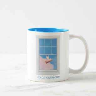 Taza Bicolor cerdo volando a través de la ventana