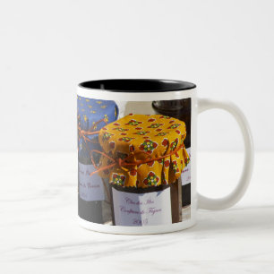 Taza Bicolor Cesta con croissants y pan de chocolate.