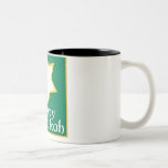 Taza Bicolor Chanukah feliz<br><div class="desc">Diseño verde con una estrella de David que dice Chanukah feliz</div>