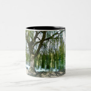 Taza Bicolor Charca a través del sauce que llora