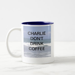 TAZA BICOLOR CHARLIE NO BEBE EL CAFÉ