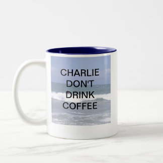 TAZA BICOLOR CHARLIE NO BEBE EL CAFÉ