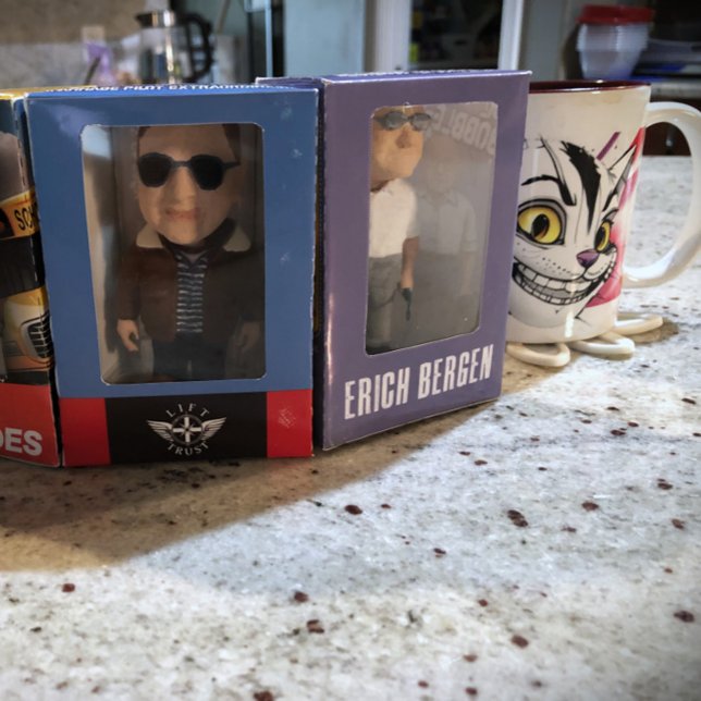 Taza Bicolor CheshireFX Tea Mug (Peeking around my 3D Printed Bobble Heads from cheshirefx.com)